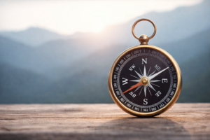 Brújula sobre mesa, símbolo de liderazgo con disciplina y criterios claros
